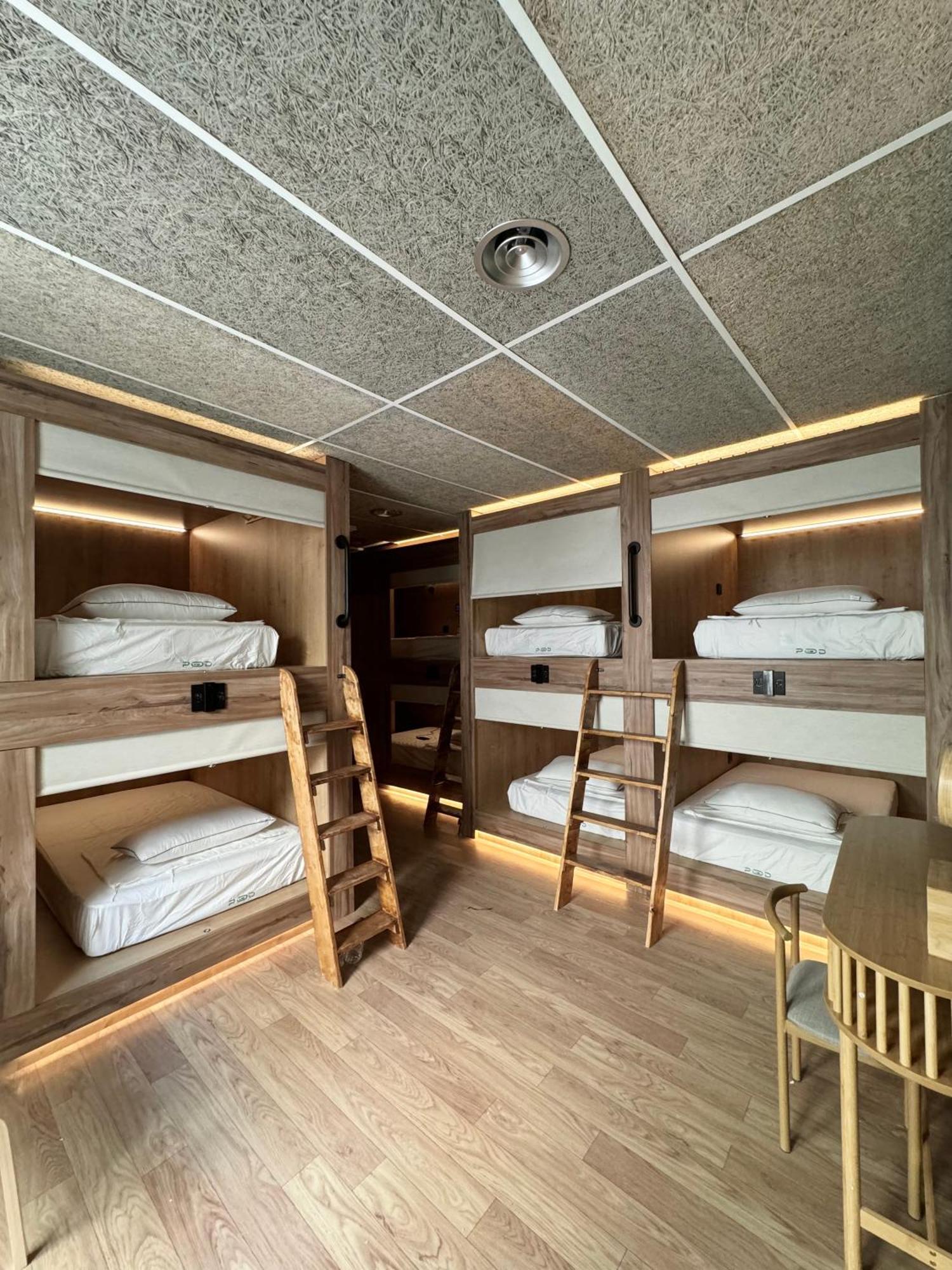 The Pod Suite Hostel Village Валенсия Екстериор снимка
