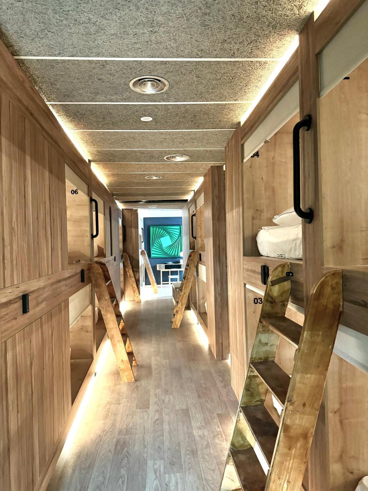 The Pod Suite Hostel Village Валенсия Екстериор снимка
