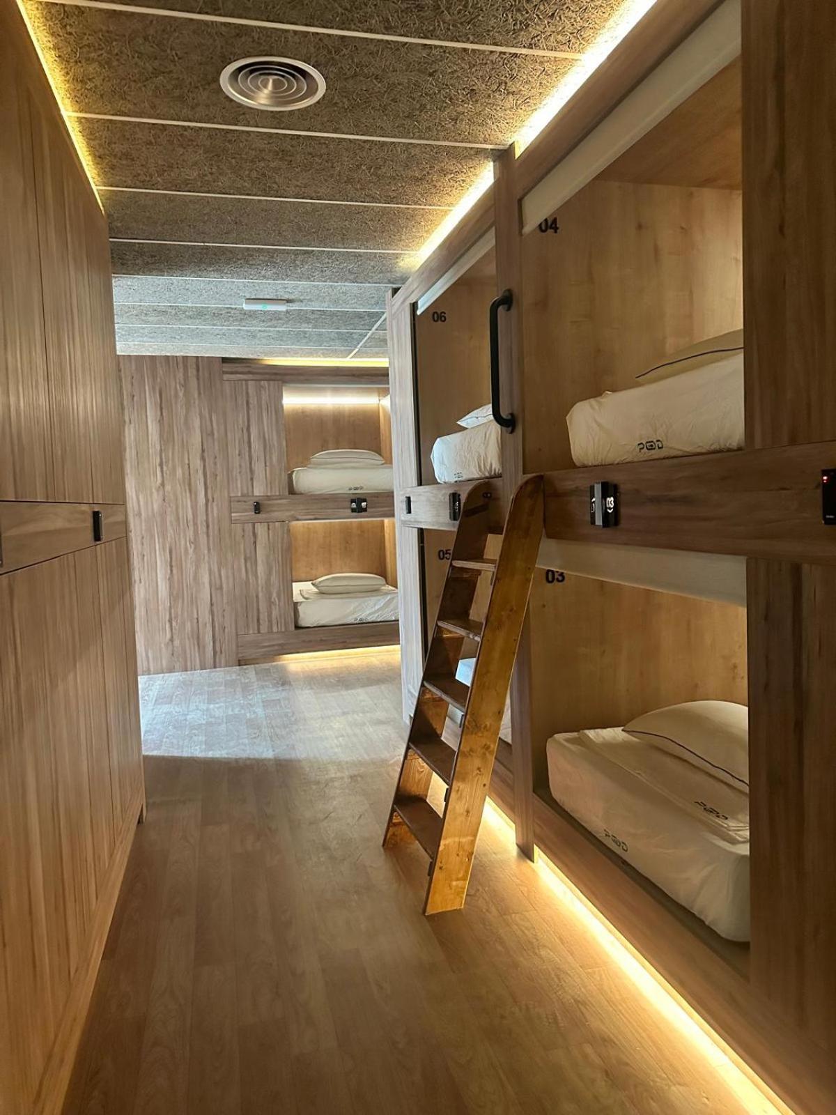 The Pod Suite Hostel Village Валенсия Екстериор снимка