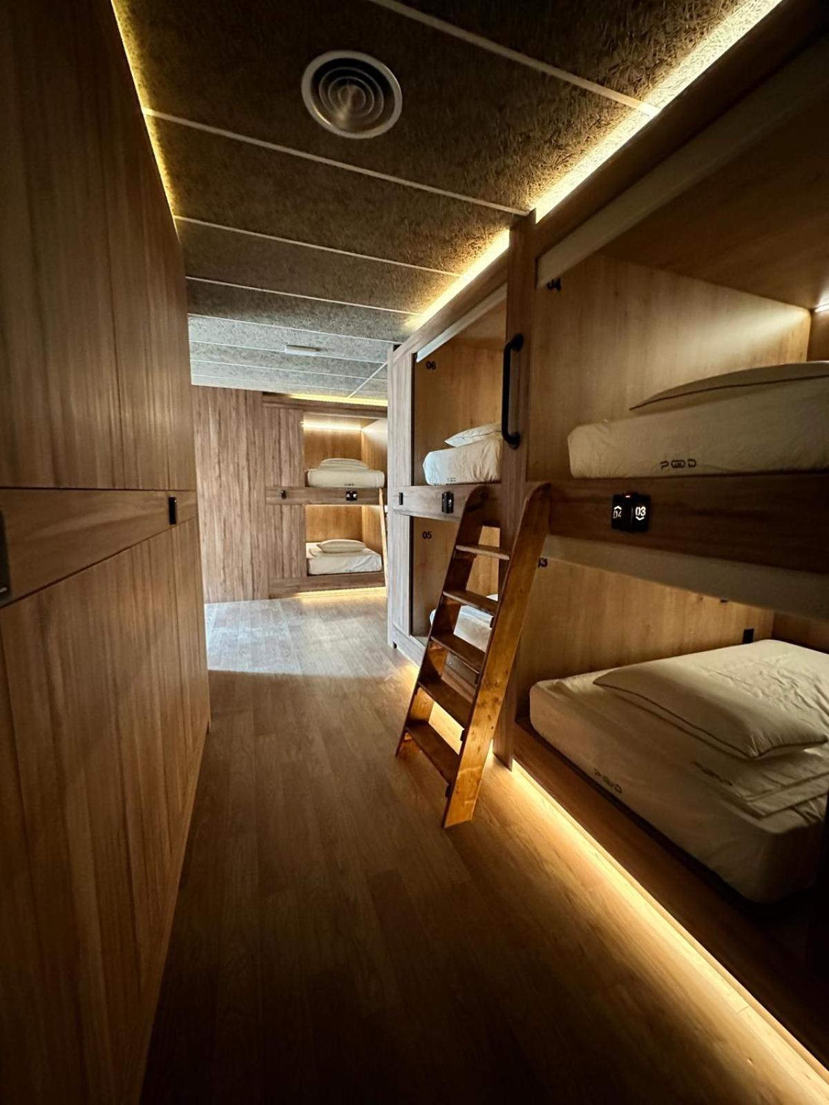 The Pod Suite Hostel Village Валенсия Екстериор снимка