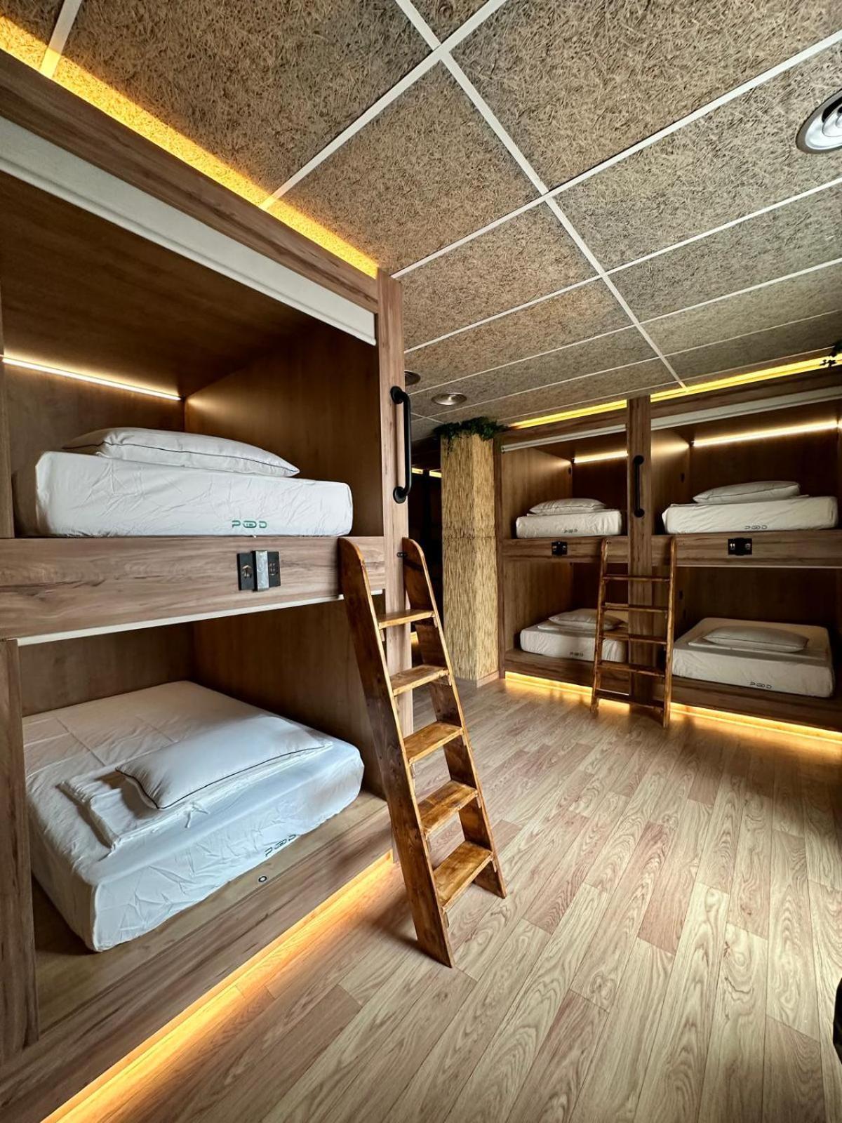 The Pod Suite Hostel Village Валенсия Екстериор снимка